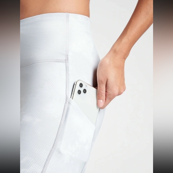 Athleta Ultimate Stash pocket capri - Picture 3 of 4